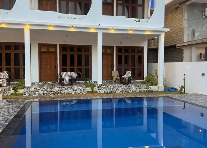 Bay Dreams Beach Hotel & Surf Camp